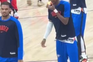 😂球迷晒SGA滑稽热身吃苹果：你能想象这是MVP嘛？