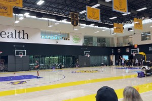 这是什么恐怖球感！东契奇此前在训练中，从后场扔进一记逆天三分🤯