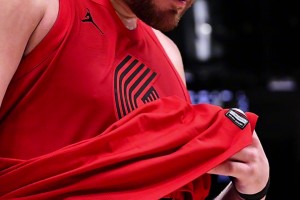 解说殷文玉：杨瀚森私下训练比克林根好太多，他实战还是紧张